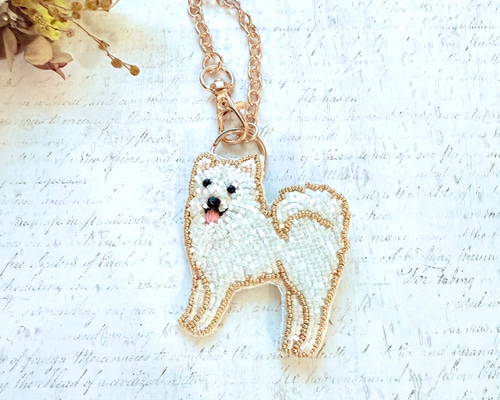 2way】ビーズ刺繍のうちの子ブローチ、バッグチャーム・サモエド