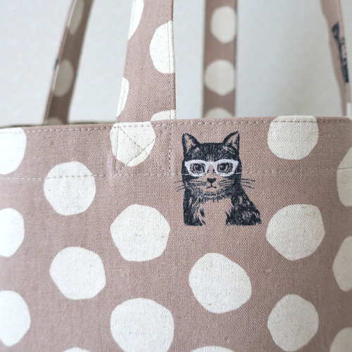 メガネをかけた猫のいる楕円底トート・Mサイズ（ベージュ） トート