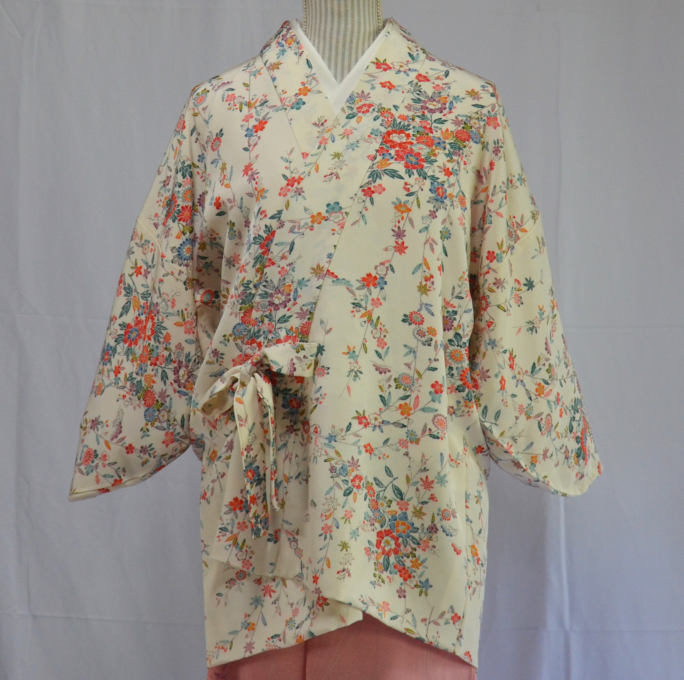 友禅の染小紋。枝垂桜に集まる四季の花のフェミニンな和着