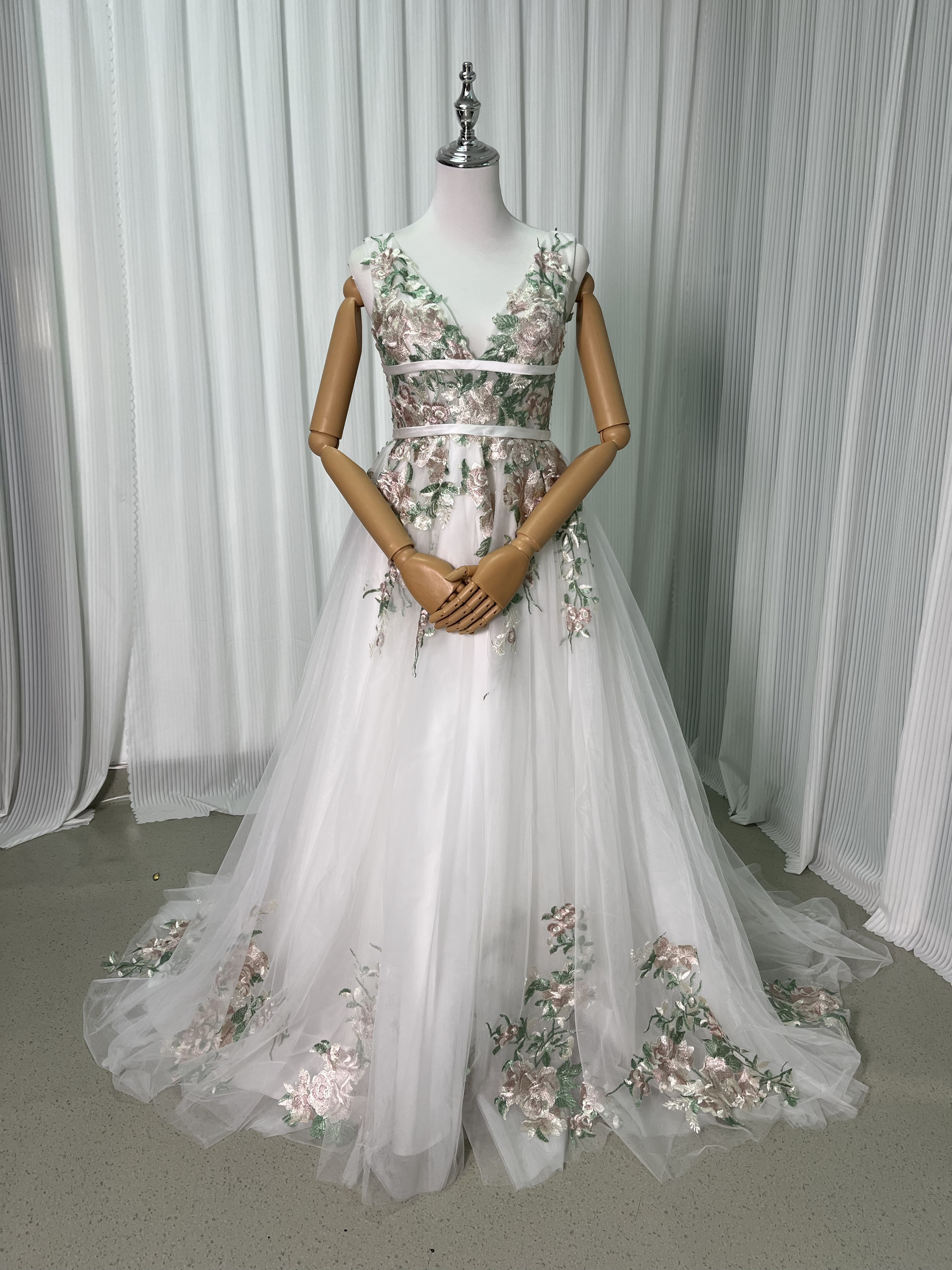 送料無料！ウェディングドレス Vネックドレス 柔らかく重ねたチュールスカート 繊細レース 結婚式