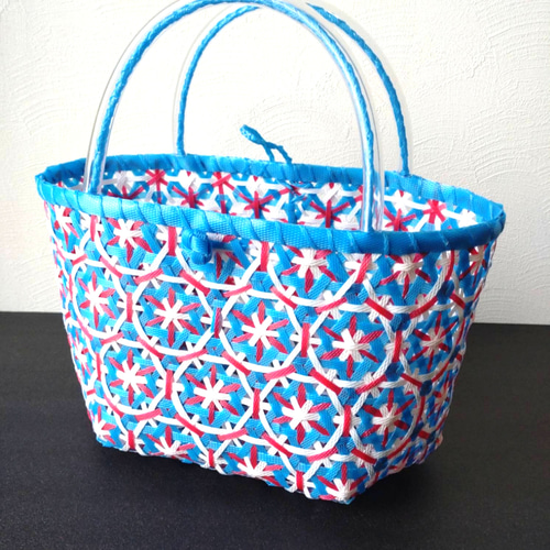 PPバンド かごバッグ 花まる編み ブルー×赤×白 プラカゴ 花柄 六つ目