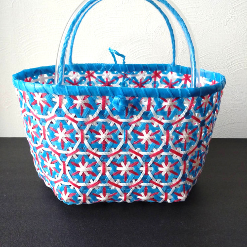 PPバンド かごバッグ 花まる編み ブルー×赤×白 プラカゴ 花柄 六つ目
