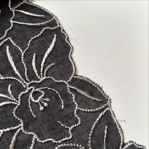 エンブロイダリーレースミニスカーフ（BLACK * WHITE Embroidery