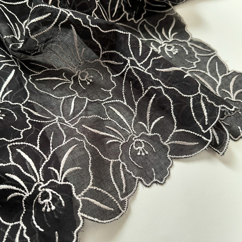 エンブロイダリーレースミニスカーフ（BLACK * WHITE Embroidery