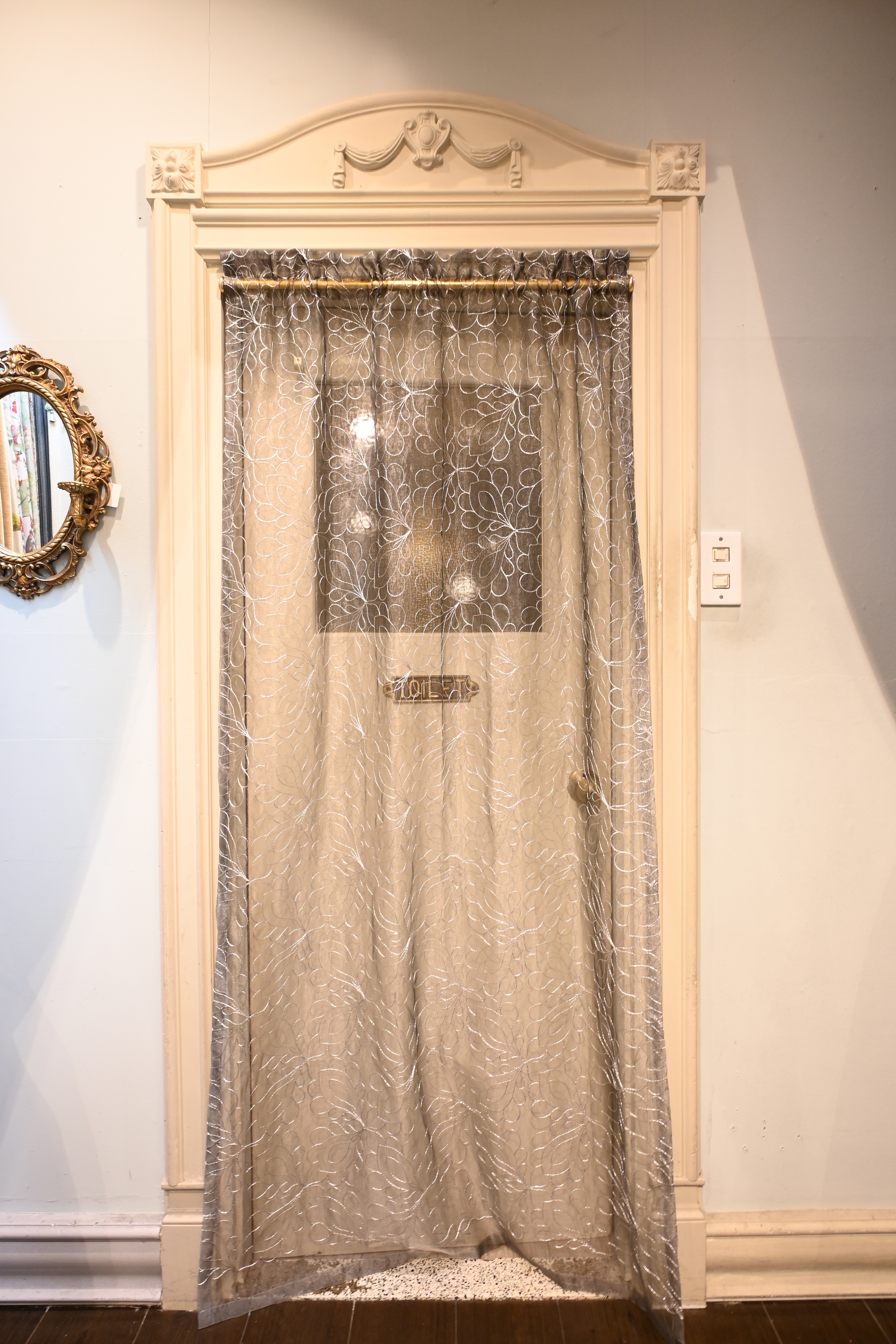 【輸入生地】シルバー刺繍入り　ブラックレースのれん