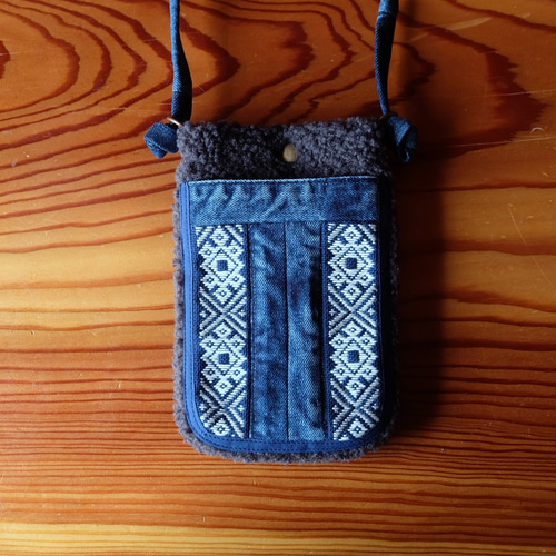 こぎん刺しのモコモコスマホショルダー☺︎チャコールグレー【刺繍