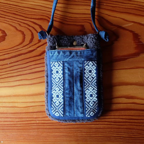 こぎん刺しのモコモコスマホショルダー☺︎チャコールグレー【刺繍