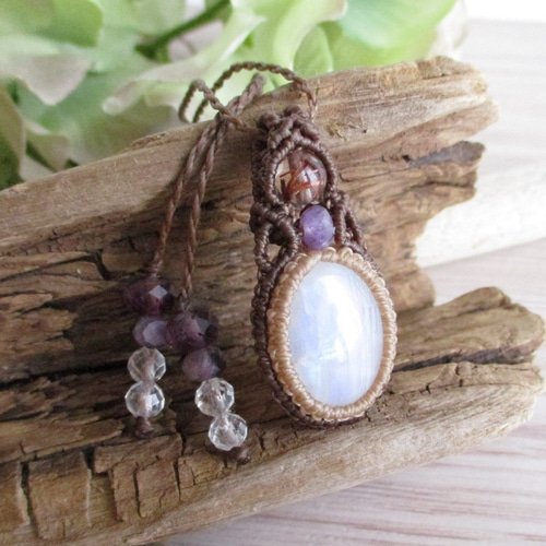 【Premium】レインボームーンストーンとラピスラズリのマクラメペンダント マルチカラー虹色ラブラドライト（マダガスカル産）ムーン