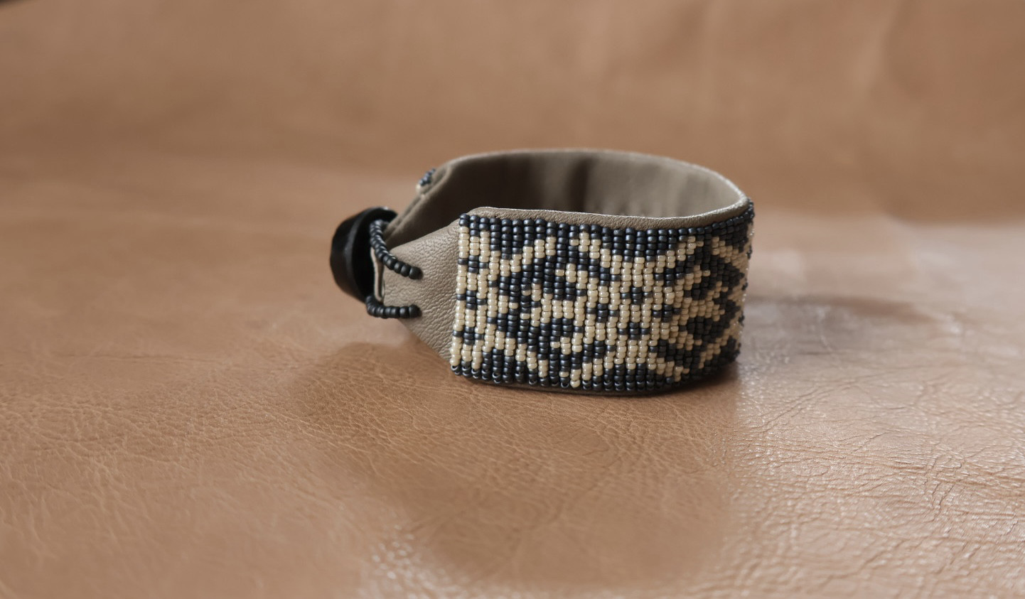 ＃104　blue　diamond　pattern            本革ビーズ刺繍ブレスレット