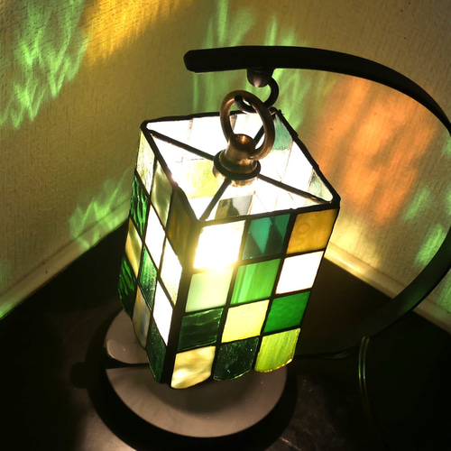 ステンドグラス ナイトスタンド ナイトライト カラフル 見飽きない配色 幻想的緑 ステンドグラス ナイトスタンド ナイトライト カラフル 見飽き
