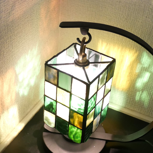 ステンドグラス ナイトスタンド ナイトライト カラフル 見飽きない配色 幻想的緑 まるで宝石！きのこのカラフルランプ002 電池式 LED ステンド