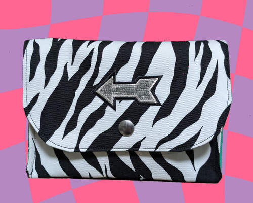 ブラック×ホワイト ゼブラ柄のマチ付きポーチ ポーチ atelier am3:00