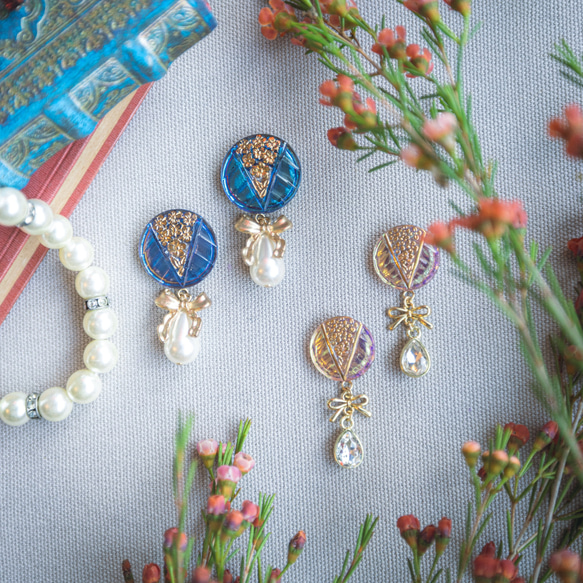 「 Bouquet ~pearl~ 」イヤリング/ピアス *チェコガラスボタン,パール,花,花束,リボン,青,紫,ブルー 5枚目の画像