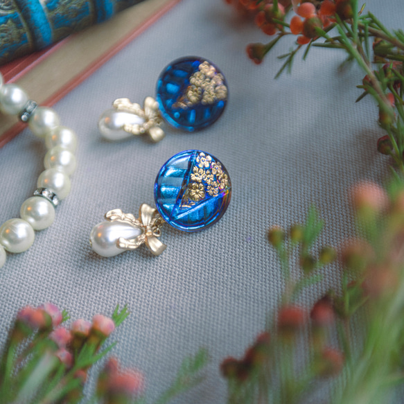 「 Bouquet ~pearl~ 」イヤリング/ピアス *チェコガラスボタン,パール,花,花束,リボン,青,紫,ブルー 1枚目の画像