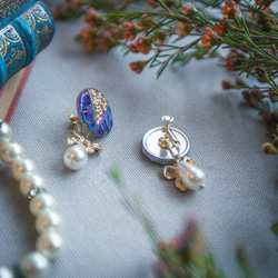 「 Bouquet ~pearl~ 」イヤリング/ピアス *チェコガラスボタン,パール,花,花束,リボン,青,紫,ブルー 9枚目の画像