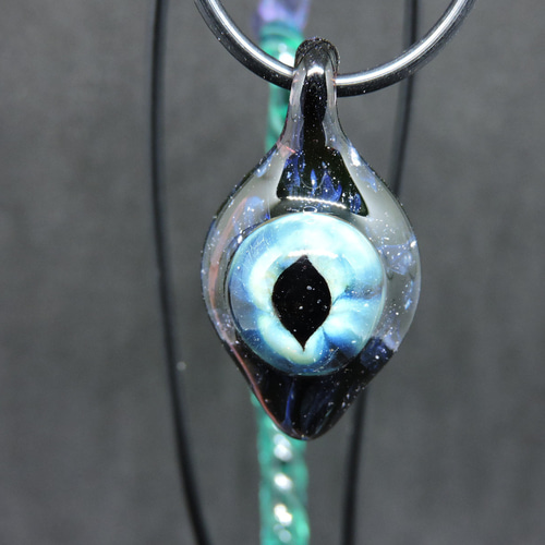 ガラスのアクセサリー・眼 ペンダントトップ ペンダントトップ 硝子