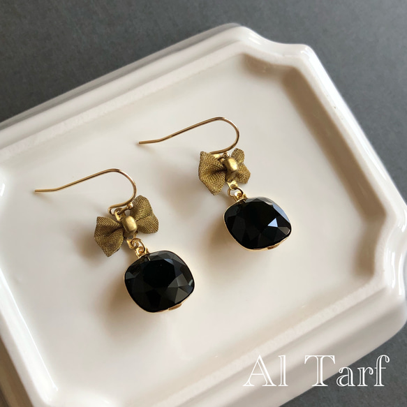 Swarovski リボン型ピアス クリスタル/ジェット