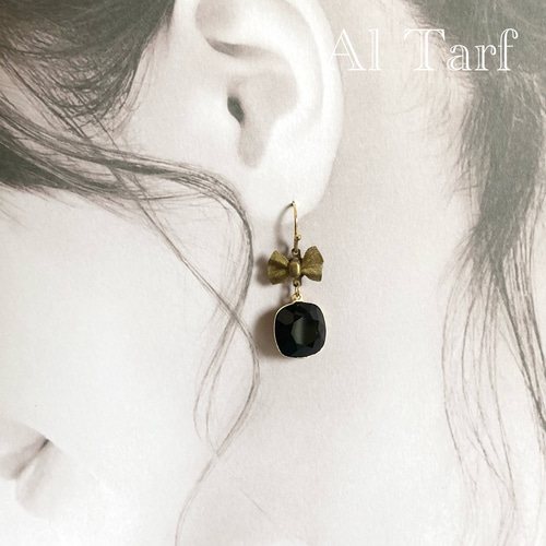 Swarovski リボン型ピアス クリスタル/ジェット Swarovski リボン型ピアス クリスタル/ジェット