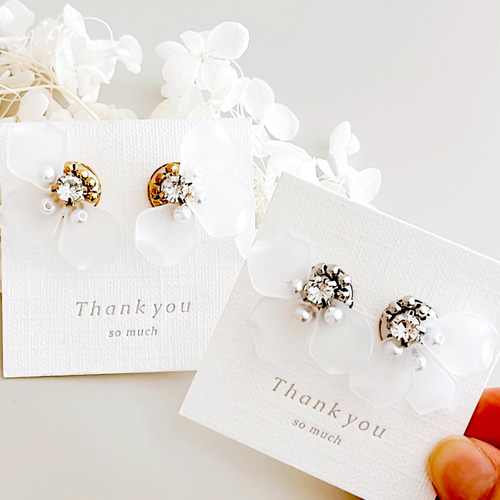 NEW】花びらイヤリング ビジュータイプ すりガラス 結婚式 お呼ばれ