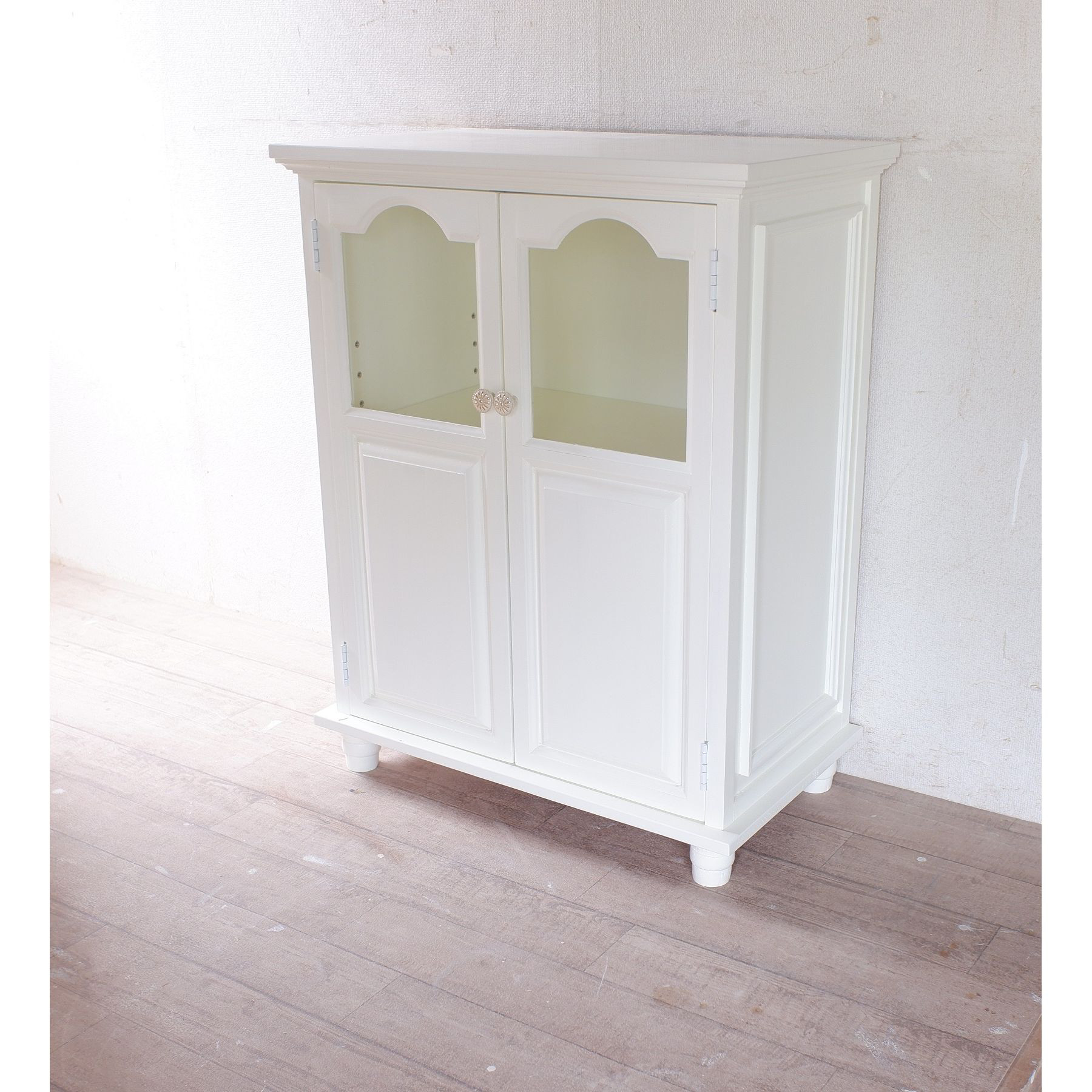 アーチトップでろくろ脚のガラスキャビネット　ミルキーホワイト塗装　★取っ手が選べる★