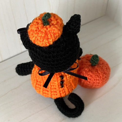 ハロウィンカボチャ衣装の黒猫ちゃん＊手乗りサイズ＊あみぐるみ