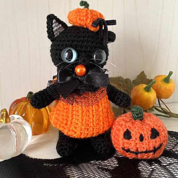 ハロウィンカボチャ衣装の黒猫ちゃん＊手乗りサイズ＊あみぐるみ