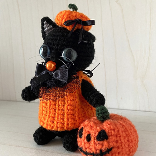 ハロウィンカボチャ衣装の黒猫ちゃん＊手乗りサイズ＊あみぐるみ