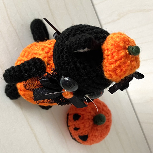 ハロウィンカボチャ衣装の黒猫ちゃん＊手乗りサイズ＊あみぐるみ