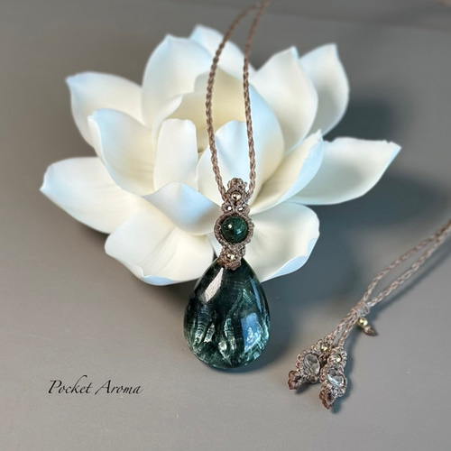 羽翠』セラフィナイトとバイオタイト入りエメラルドのマクラメ