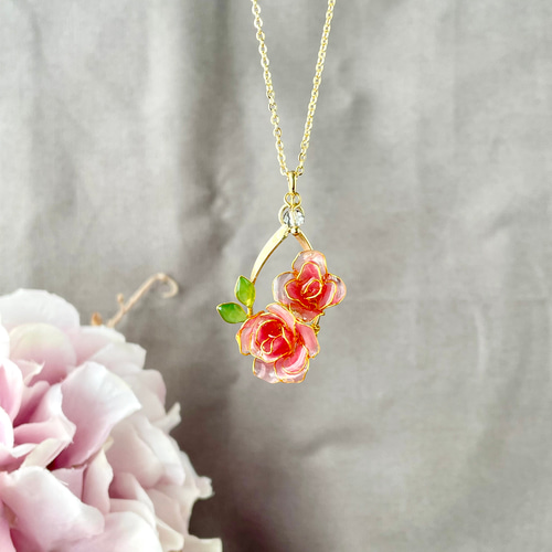 色が変わる薔薇咲くネックレス ٭❀* 華奢で軽やか・上品 華やか 透明感