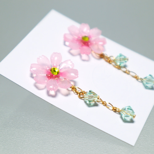 うる艶コスモスの耳飾り（ピアス・イヤリング） イヤリング