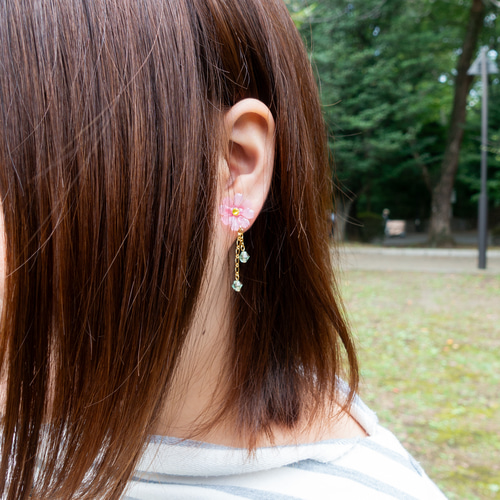 うる艶コスモスの耳飾り（ピアス・イヤリング） イヤリング