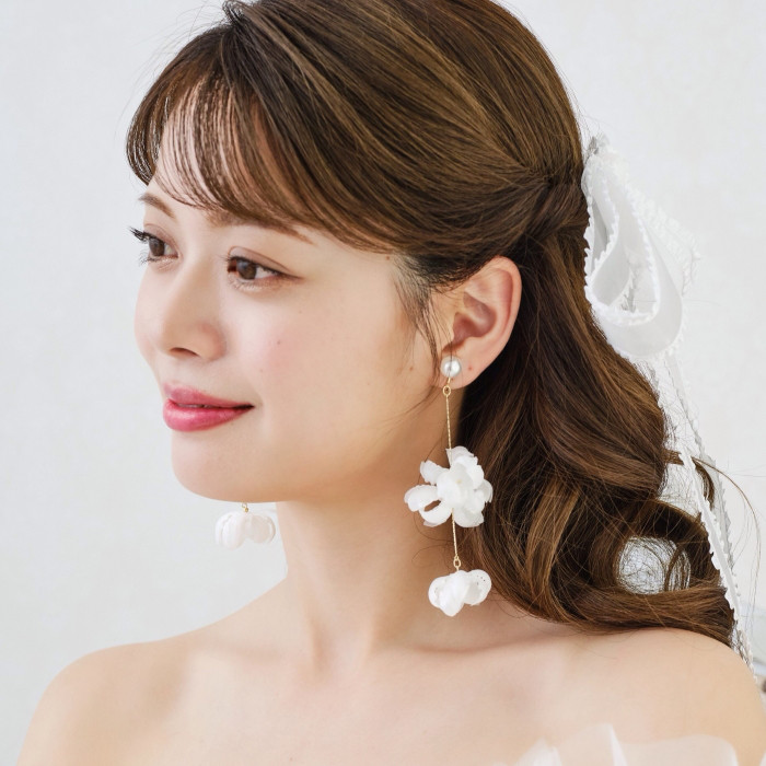 ME245　花嫁ピアス大ぶりホワイトフラワー ブライダルイヤリング　ウェディングイヤリング ウェディングピアス 結婚