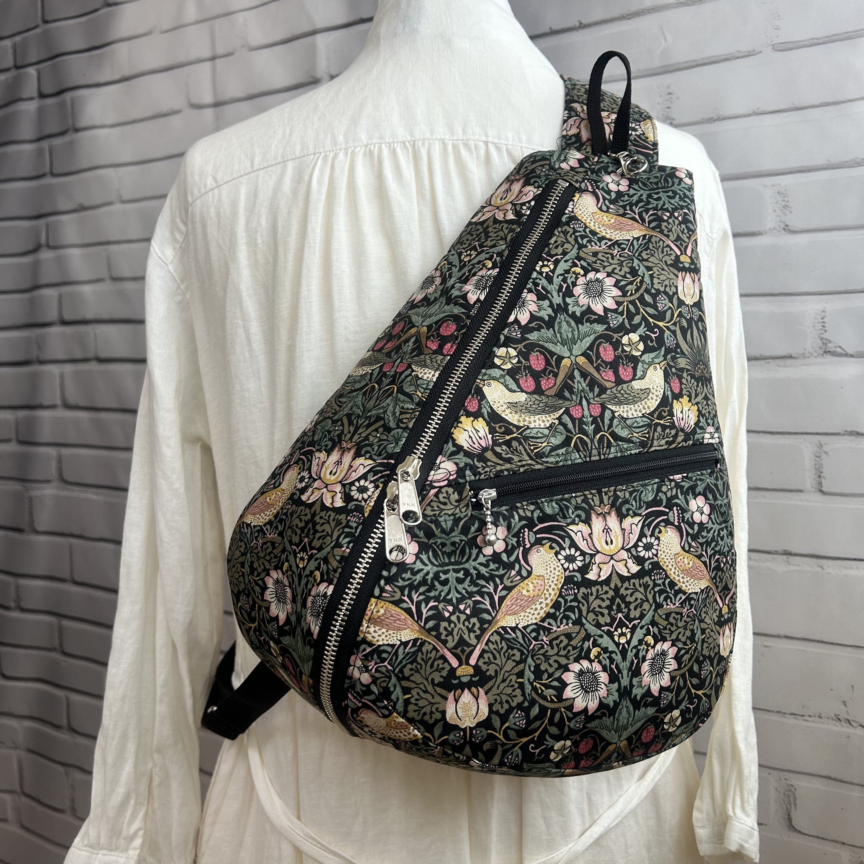 両開き開閉　モリスコレクション　しずく型　ワンショルダーバック　ボディーバック　マザーバック　長さ調節可能　イチゴ泥棒