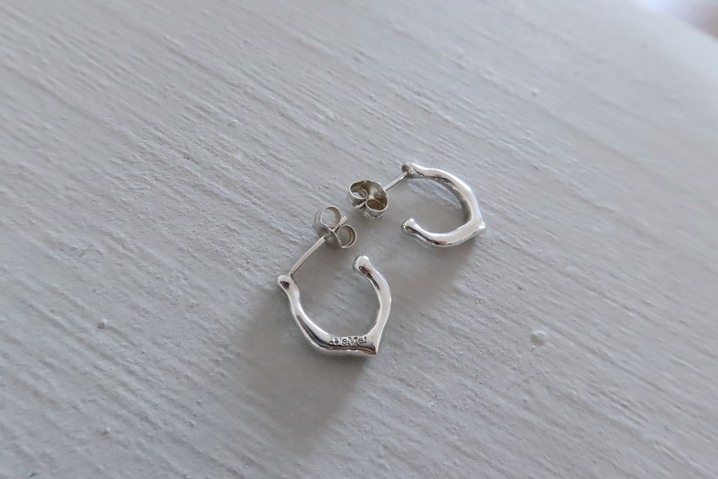 シンプル　U　フープピアス　小さめ　上品