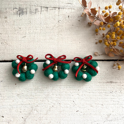 【ハンドメイド◎クリスマスリース④】古着物地使用　ブローチ４個セット　おそろい 手作りキット：4種のパールで作るクリスマスリースブローチ