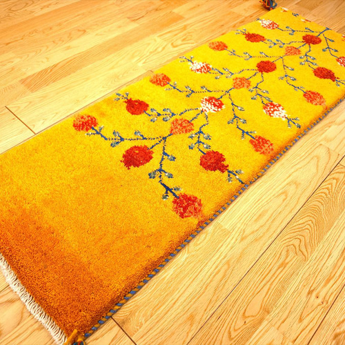 【夏のキャンペーン】ギャッベ　ミニランナー　118×42　黄金色　ザクロの実 夏のキャンペーン】ギャッベ ミニランナー 118×42 黄金色 ザクロの実