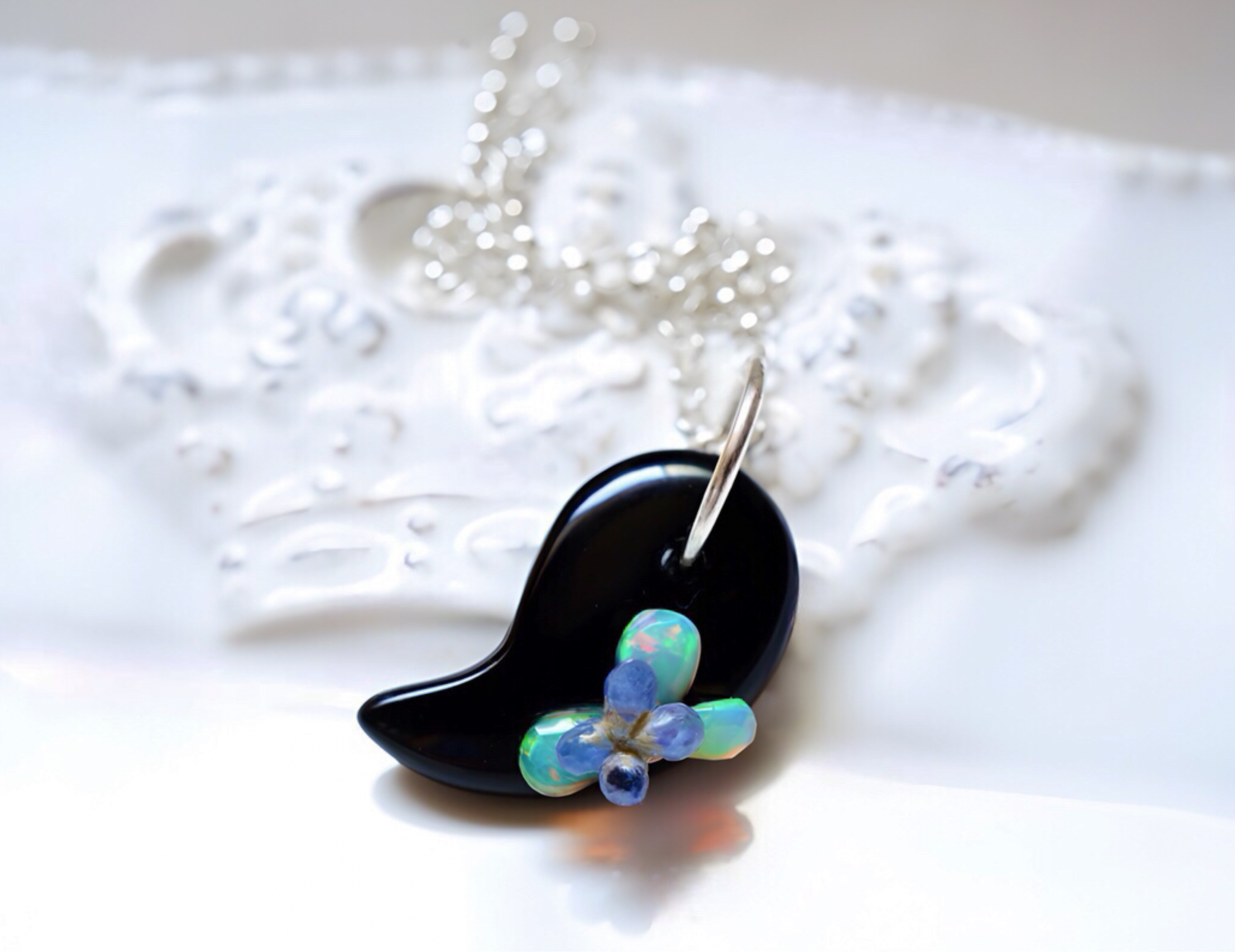 漆黒オニキス+オパールの勾玉ネックレス