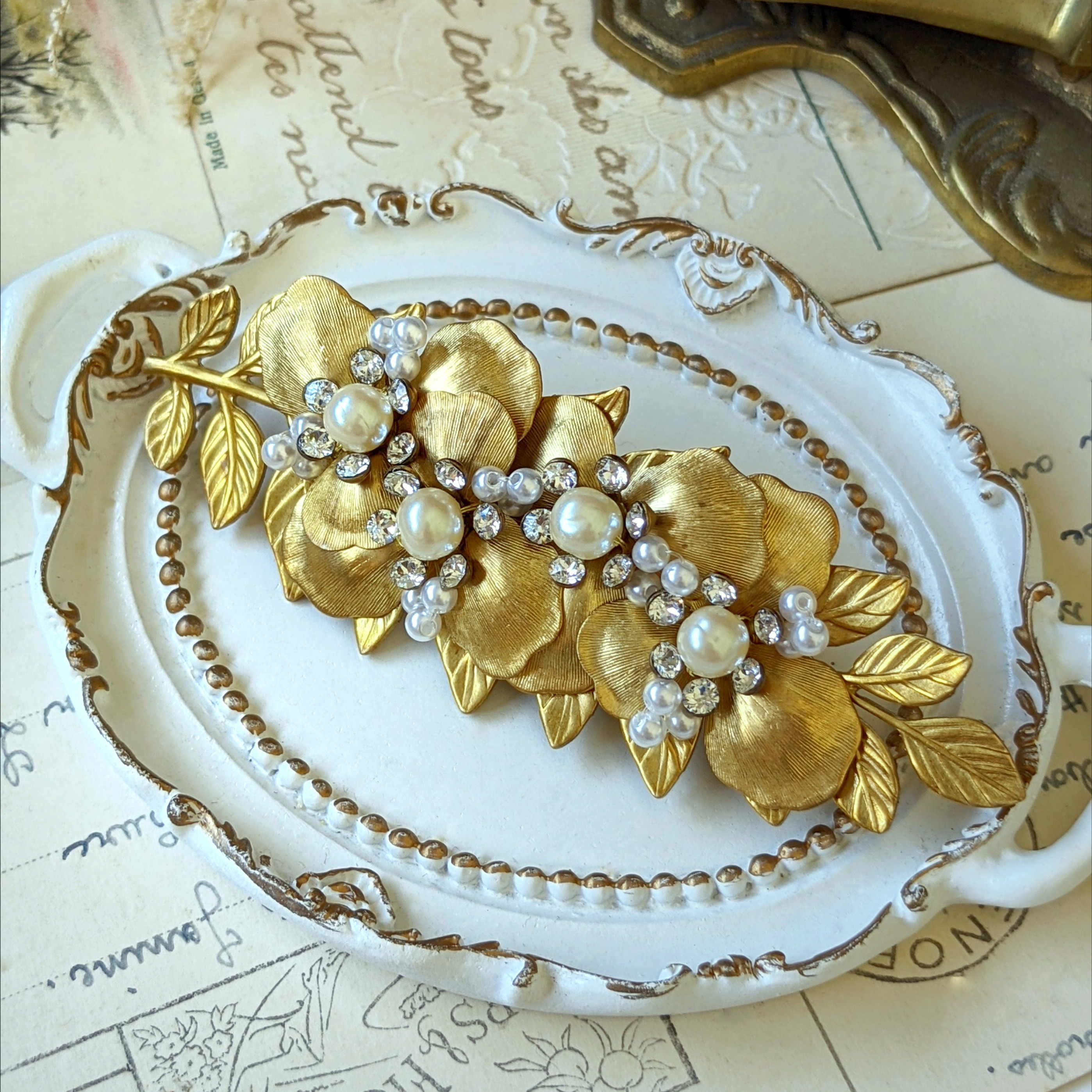 ✾4輪のパールフラワー✾　ヴィンテージパールと真鍮フラワー・リーフのブローチ
