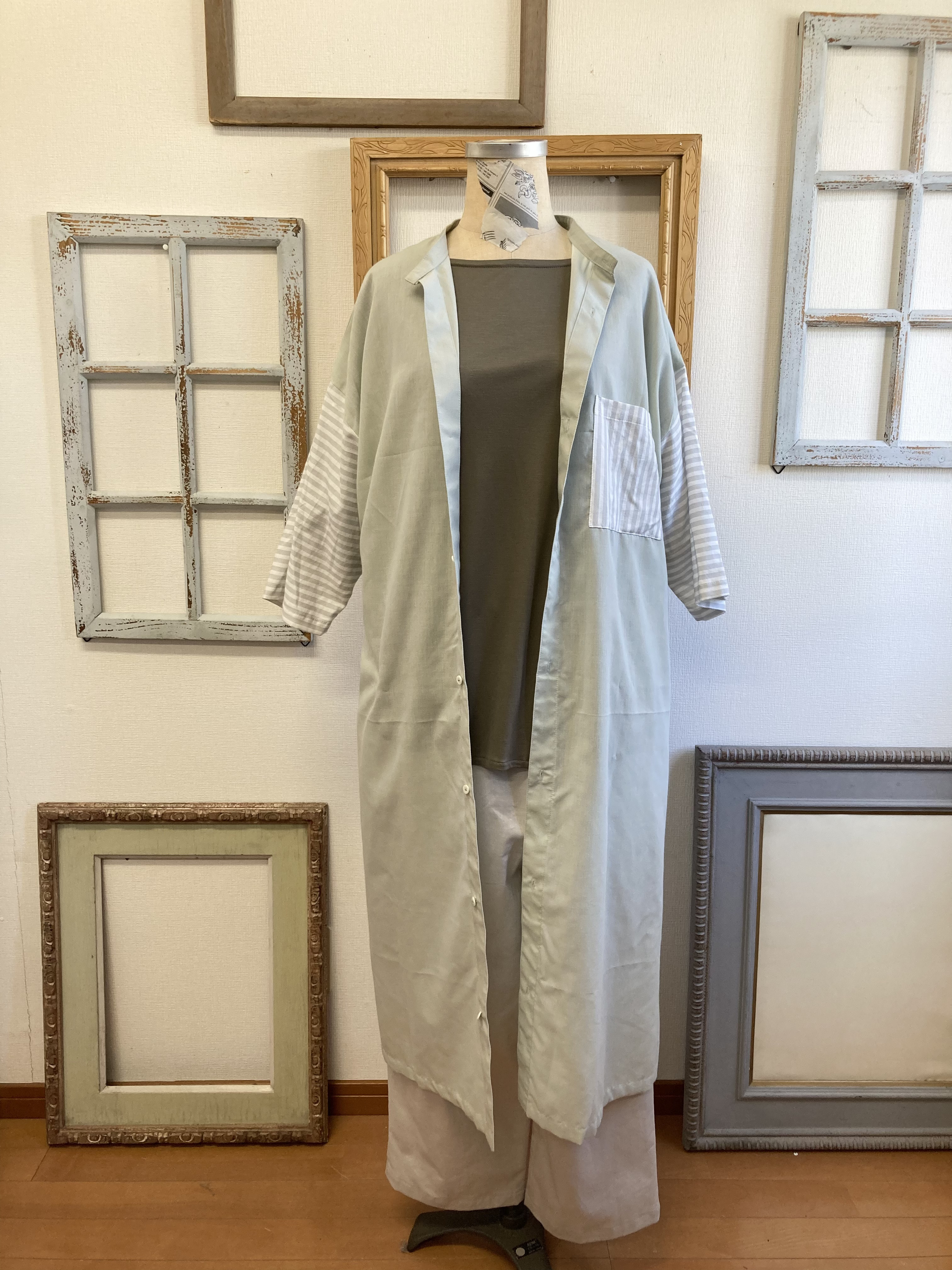 セール価格❤️スタンドカラーのストライプ柄七分袖シャツワンピース モスグリーン（サイズフリーL〜 LL）