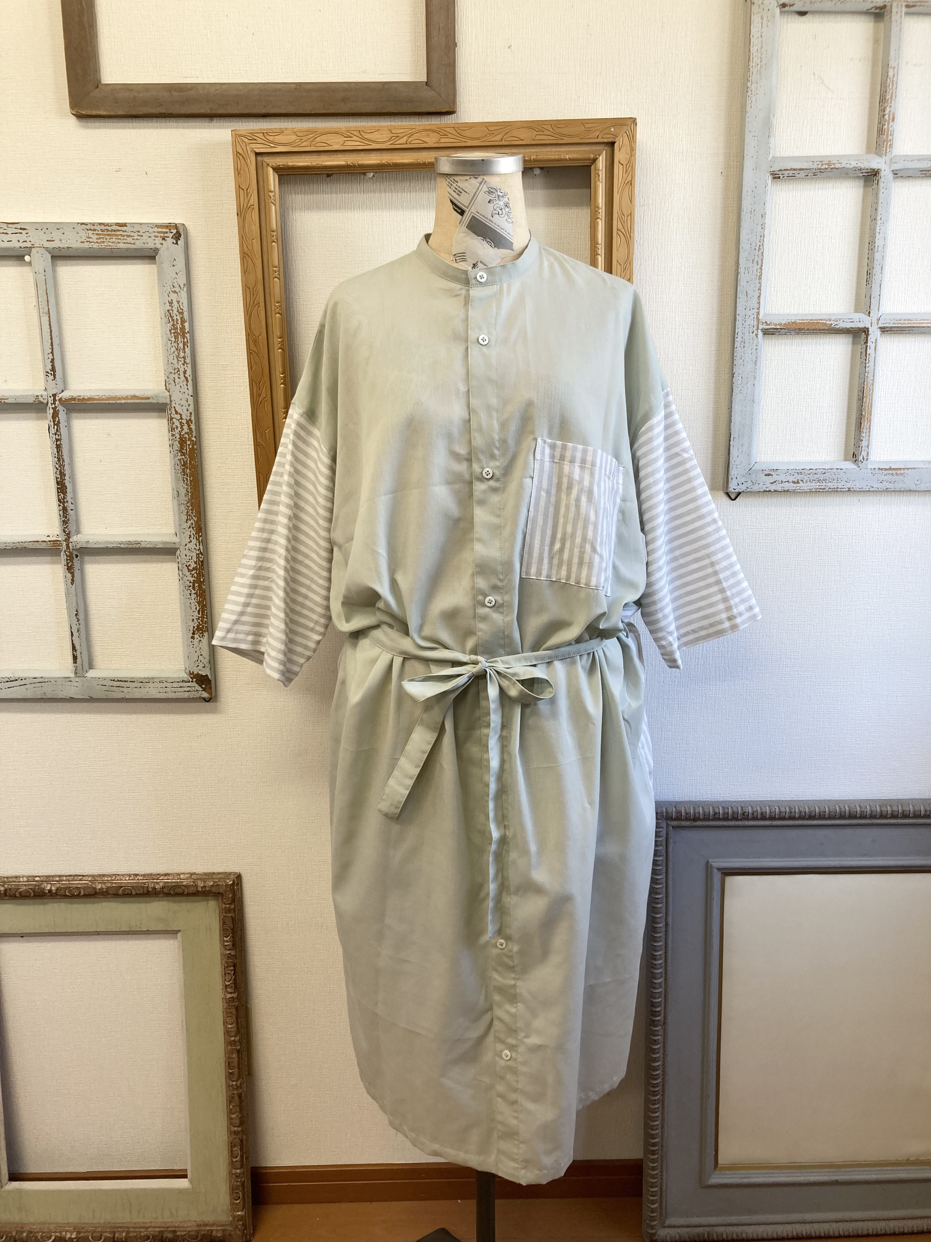 セール価格❤️スタンドカラーのストライプ柄七分袖シャツワンピース モスグリーン（サイズフリーL〜 LL）