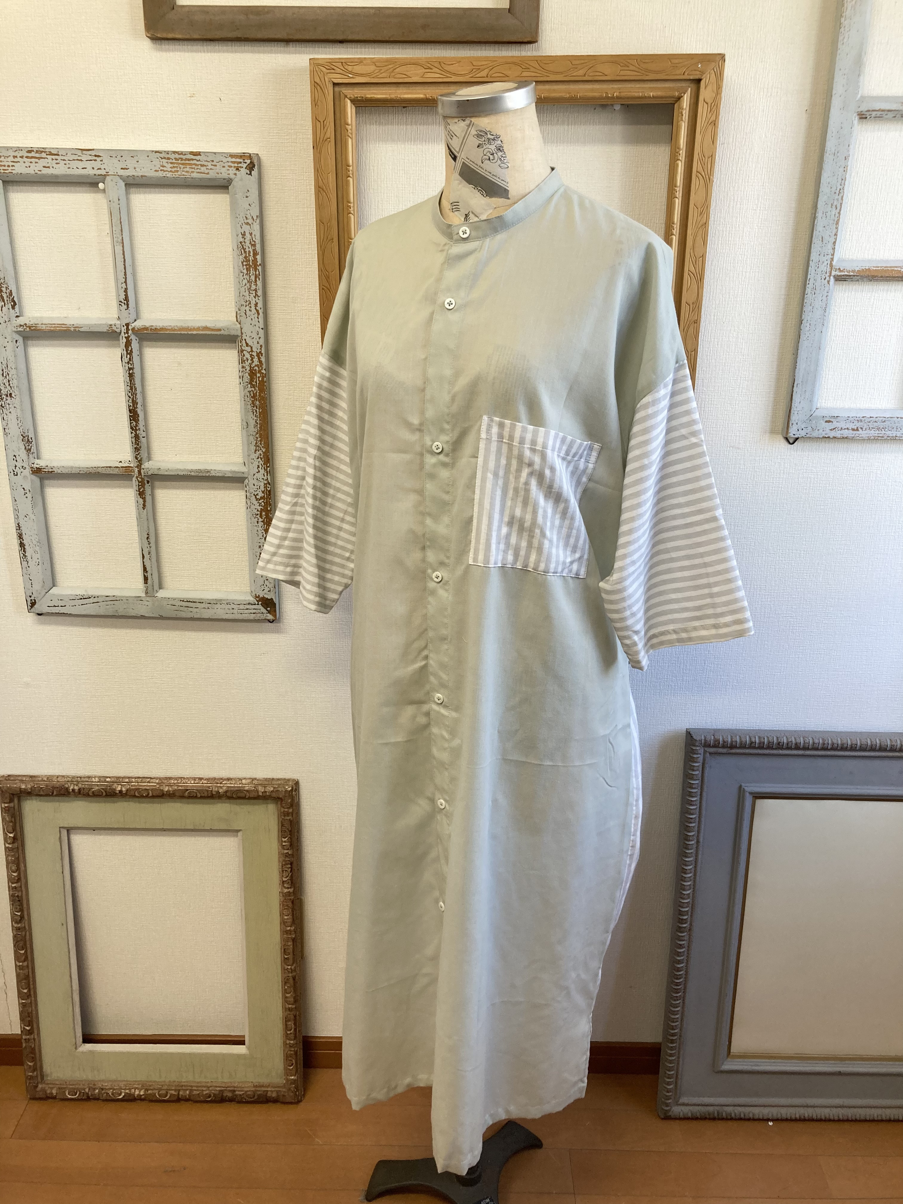 セール価格❤️スタンドカラーのストライプ柄七分袖シャツワンピース モスグリーン（サイズフリーL〜 LL）