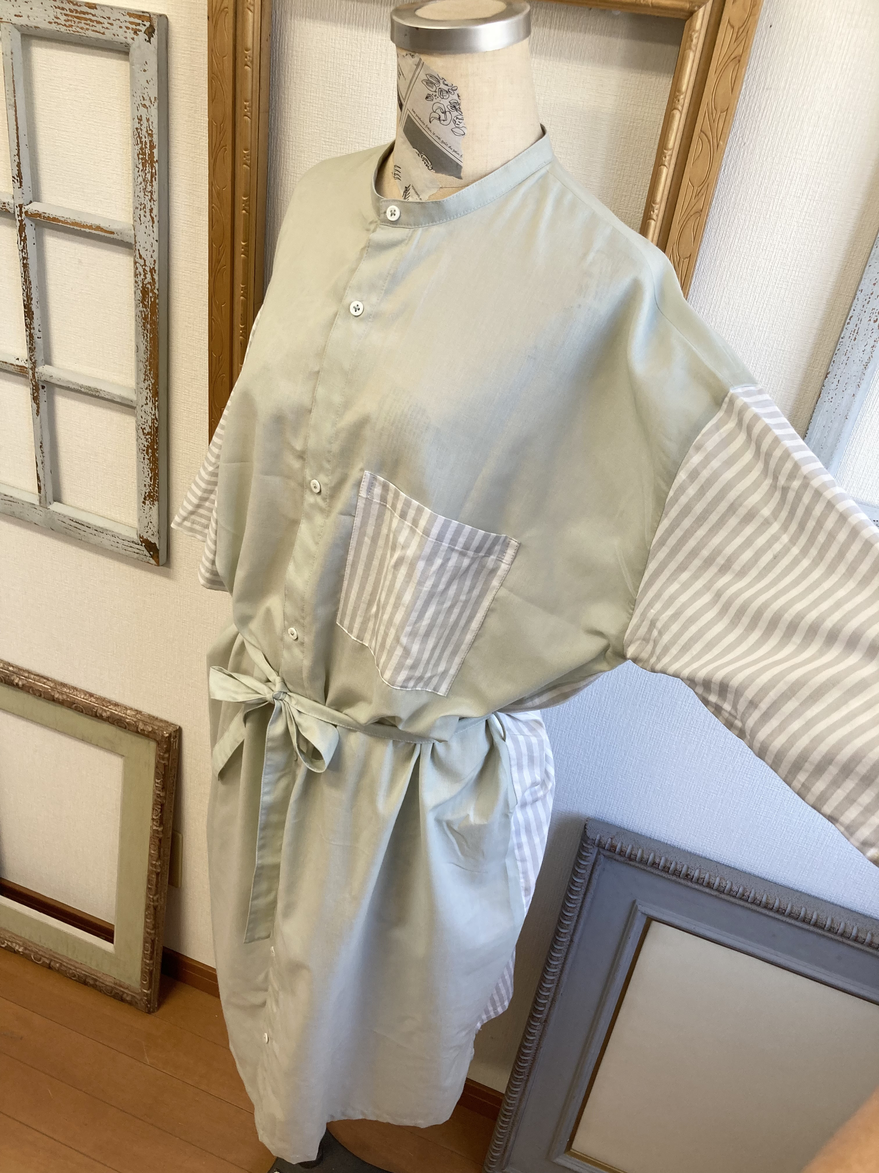 セール価格❤️スタンドカラーのストライプ柄七分袖シャツワンピース モスグリーン（サイズフリーL〜 LL）