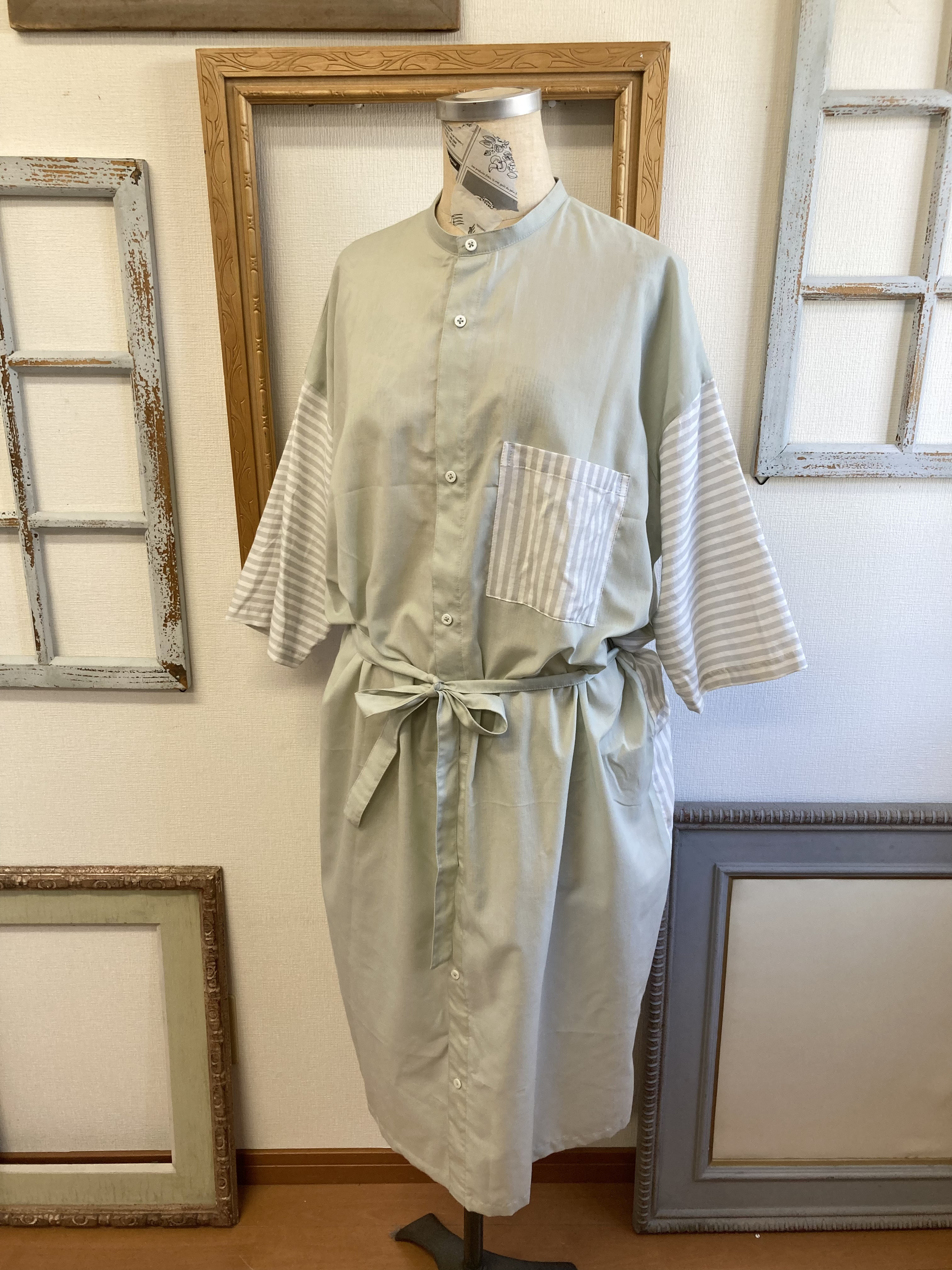 セール価格❤️スタンドカラーのストライプ柄七分袖シャツワンピース モスグリーン（サイズフリーL〜 LL）