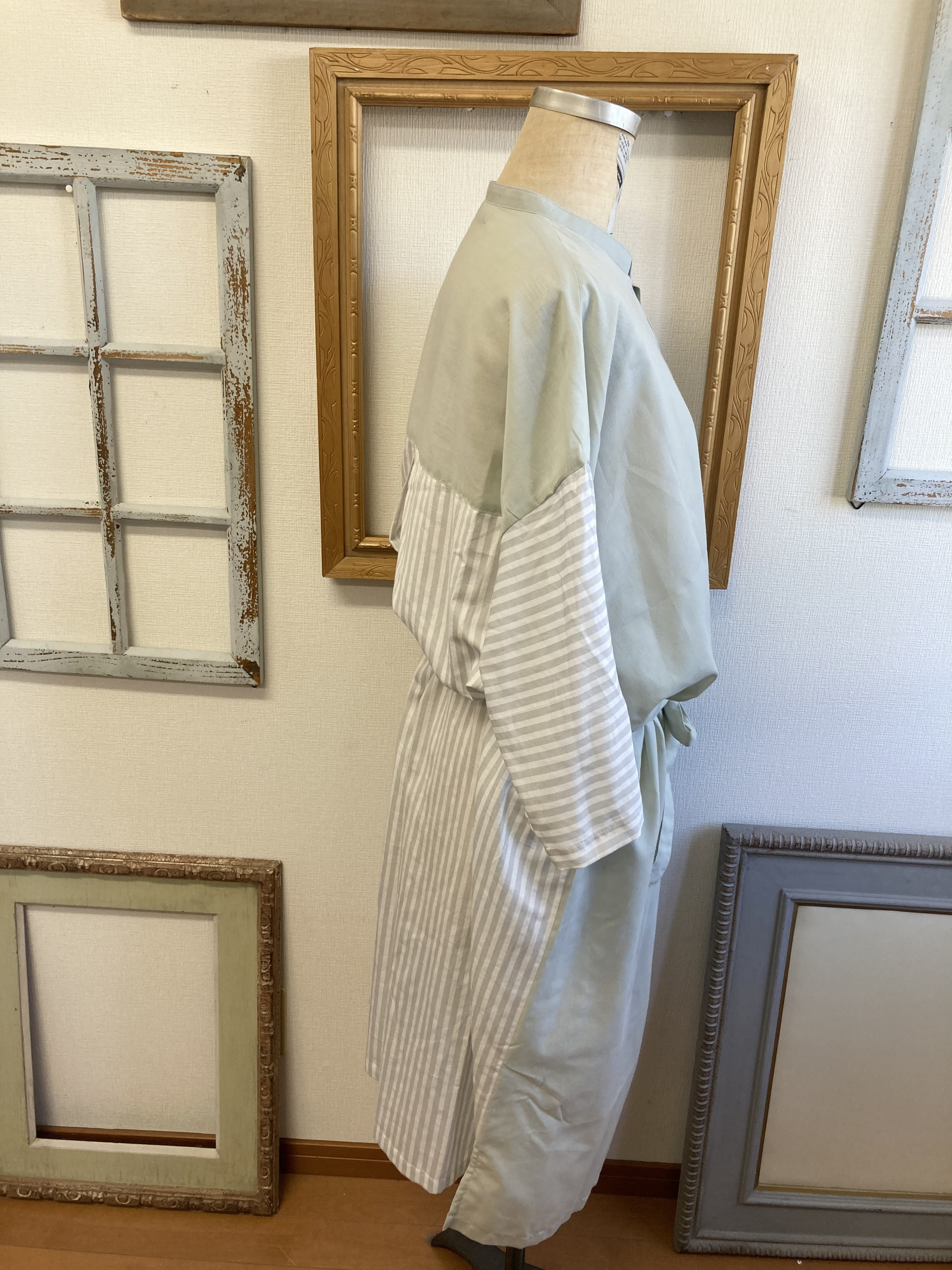 セール価格❤️スタンドカラーのストライプ柄七分袖シャツワンピース モスグリーン（サイズフリーL〜 LL）