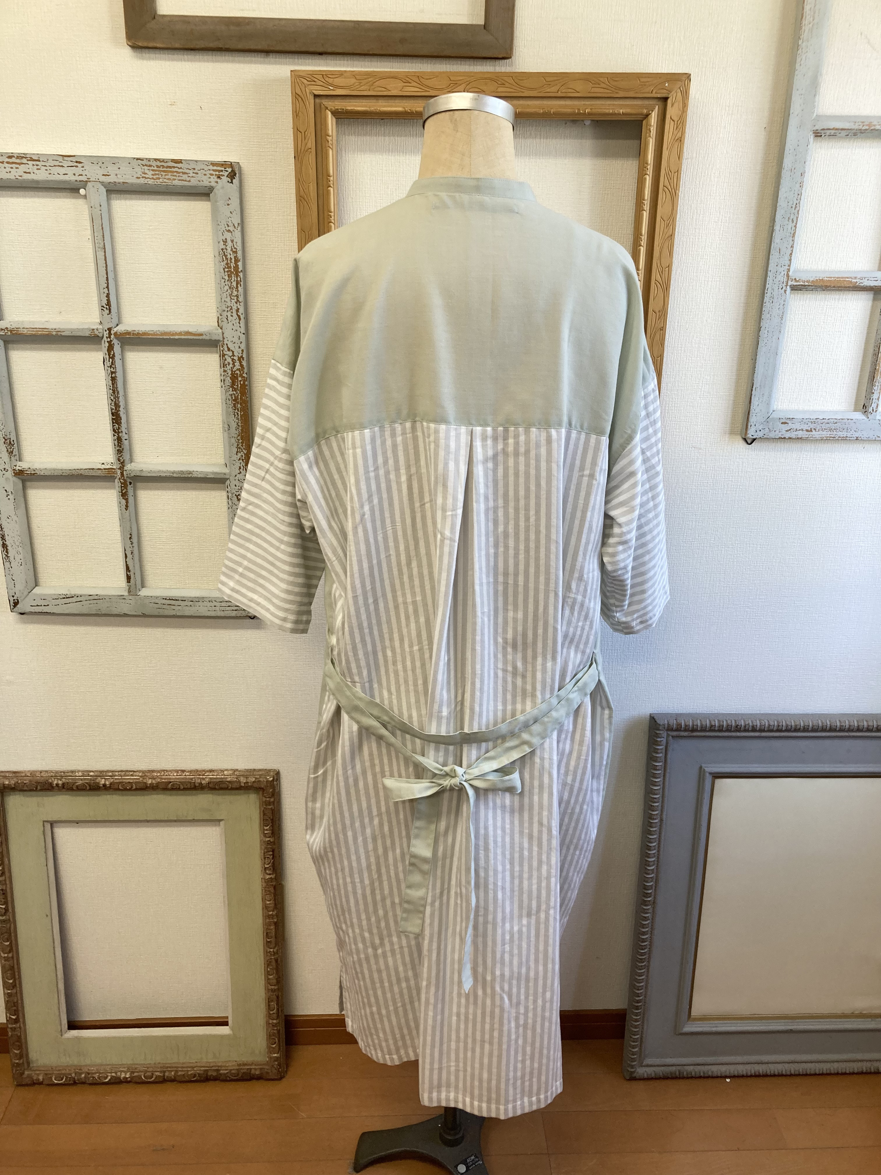 セール価格❤️スタンドカラーのストライプ柄七分袖シャツワンピース モスグリーン（サイズフリーL〜 LL）