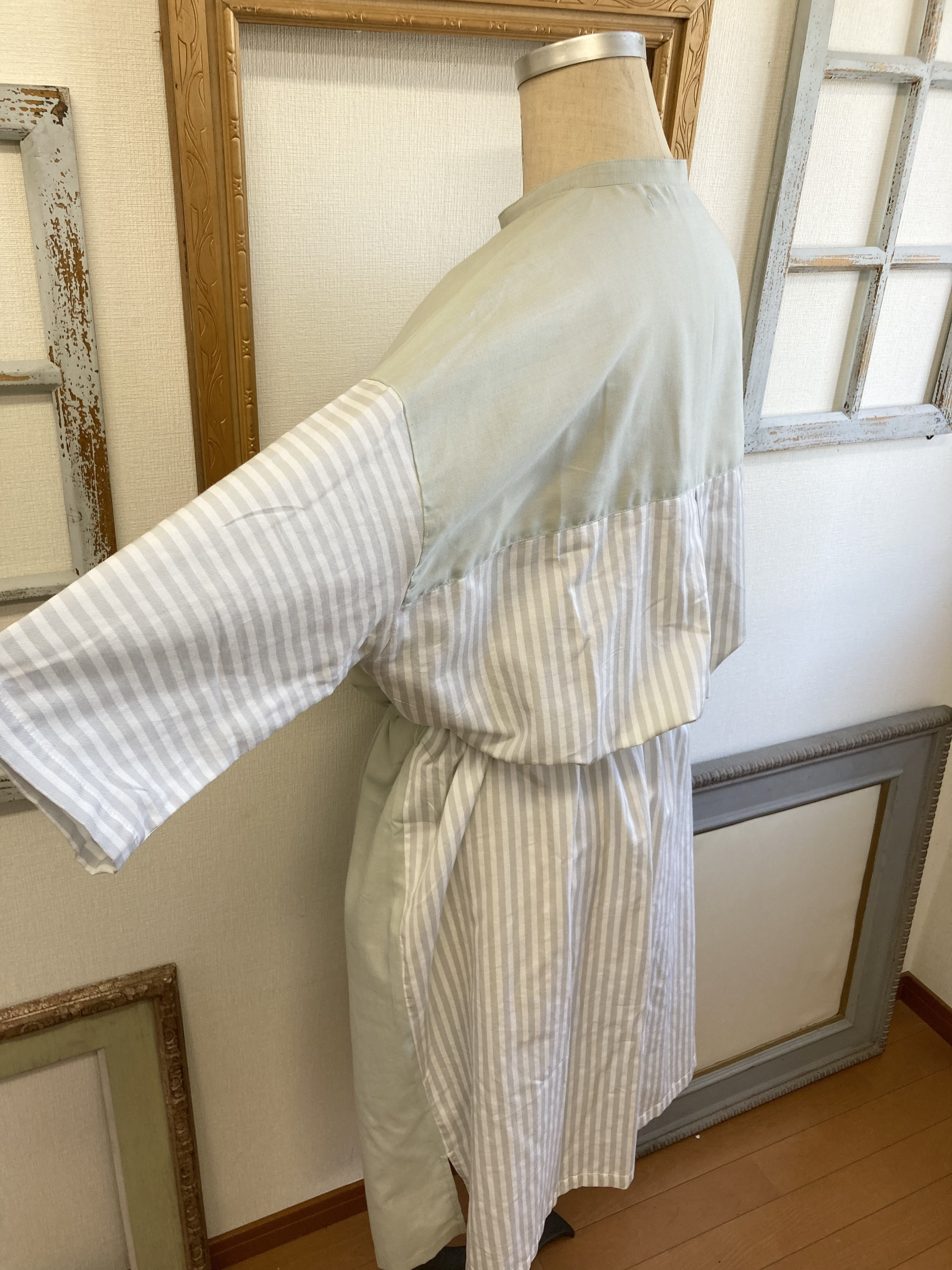 セール価格❤️スタンドカラーのストライプ柄七分袖シャツワンピース モスグリーン（サイズフリーL〜 LL）