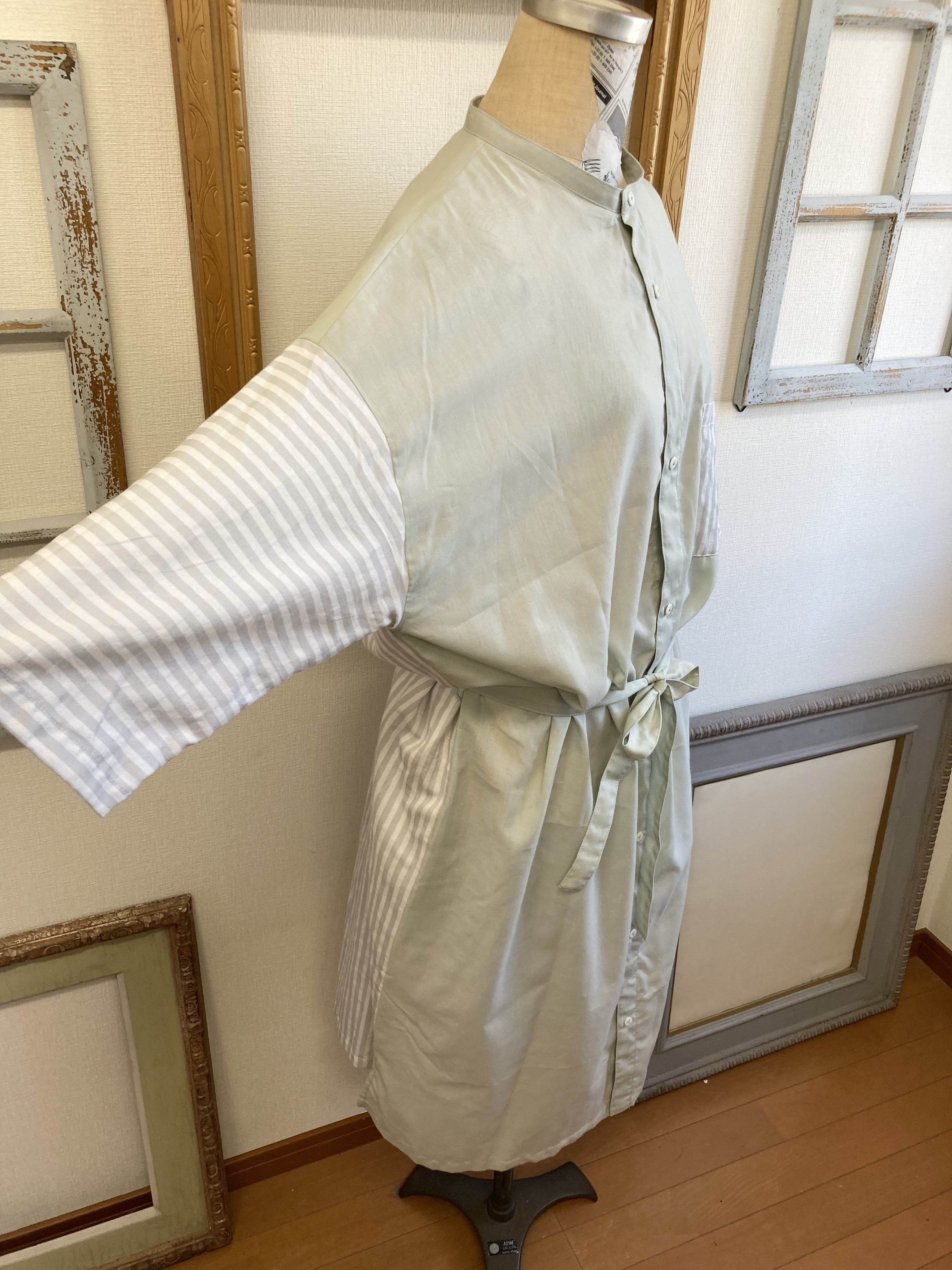 セール価格❤️スタンドカラーのストライプ柄七分袖シャツワンピース モスグリーン（サイズフリーL〜 LL）