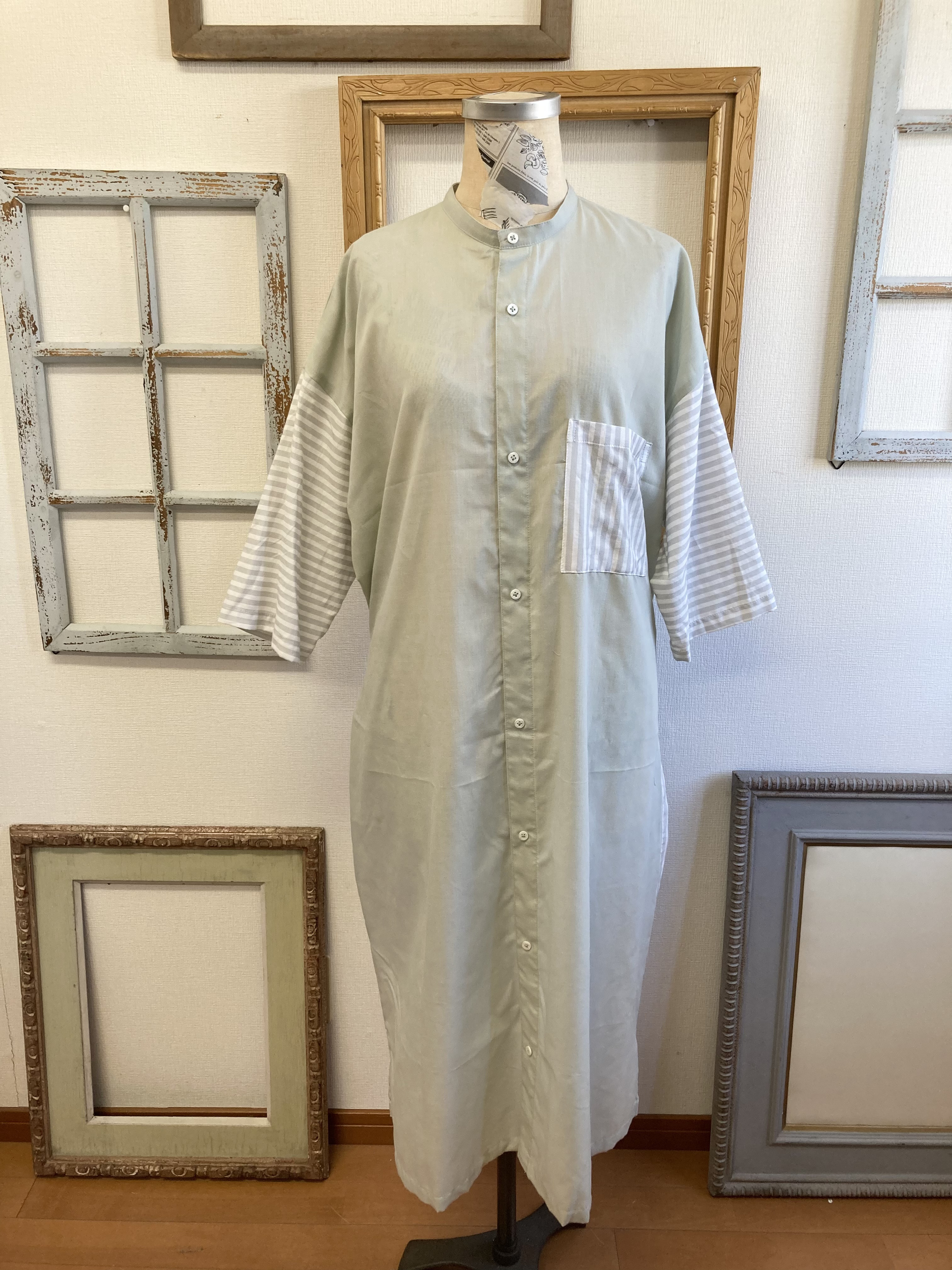 セール価格❤️スタンドカラーのストライプ柄七分袖シャツワンピース モスグリーン（サイズフリーL〜 LL）