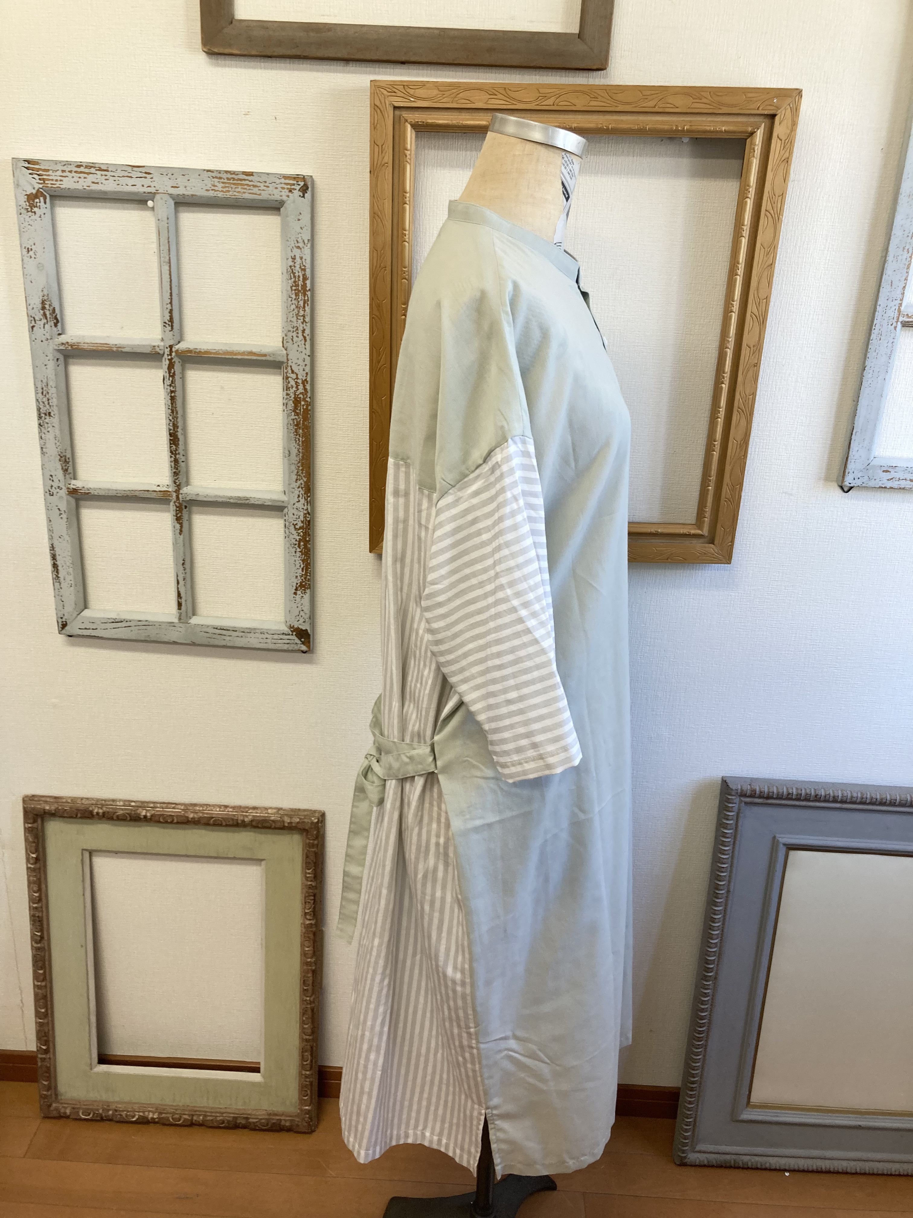 セール価格❤️スタンドカラーのストライプ柄七分袖シャツワンピース モスグリーン（サイズフリーL〜 LL）